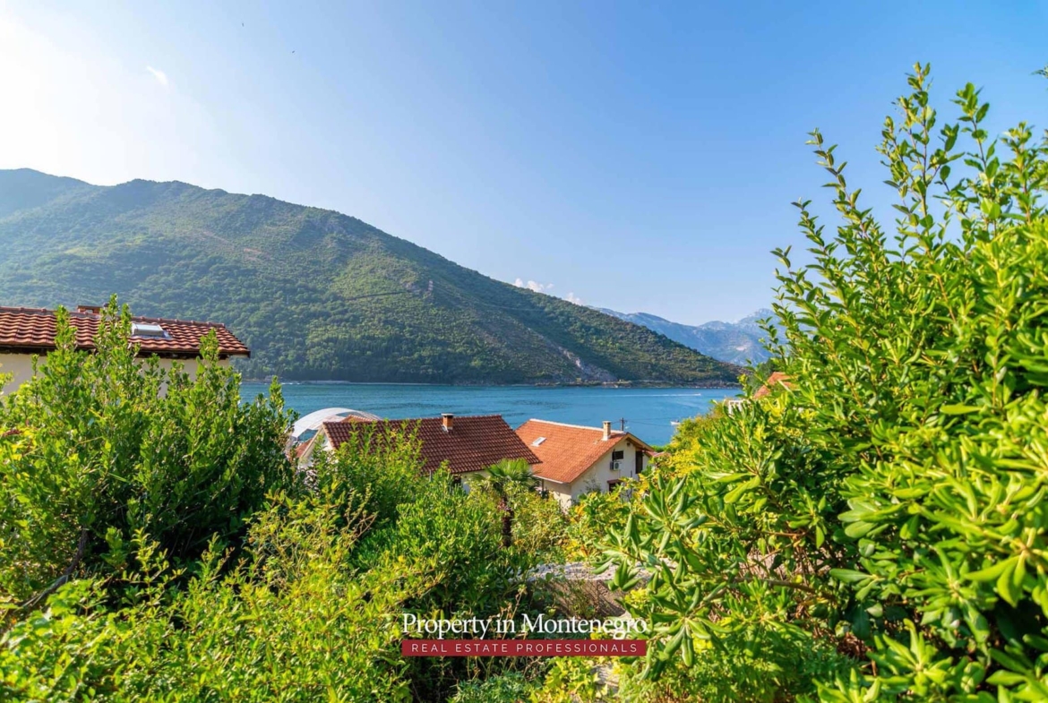 Old stone house for sale in Kotor Bay