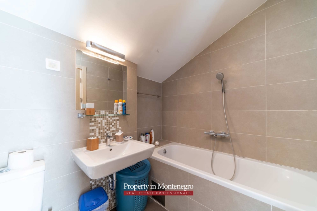 Apartment with swimming pool for sale in Bay of Kotor