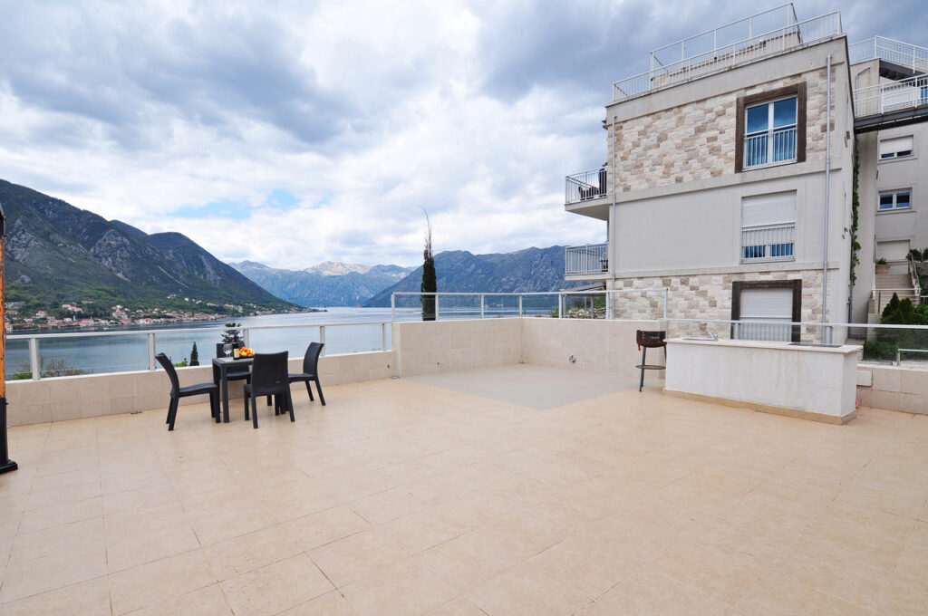 Penthouse for sale in Dobrota