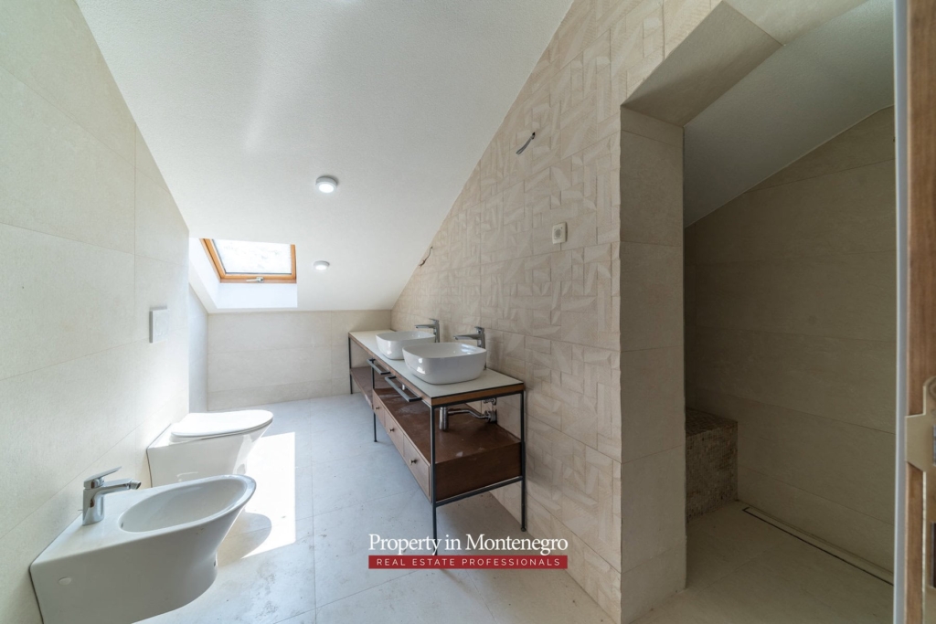 Apartment with swimming pool for sale in Prcanj
