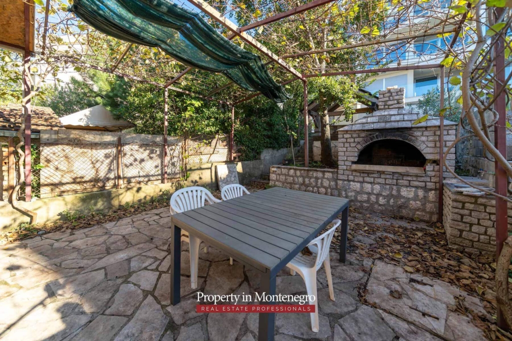 Stone house for sale in Boka Bay