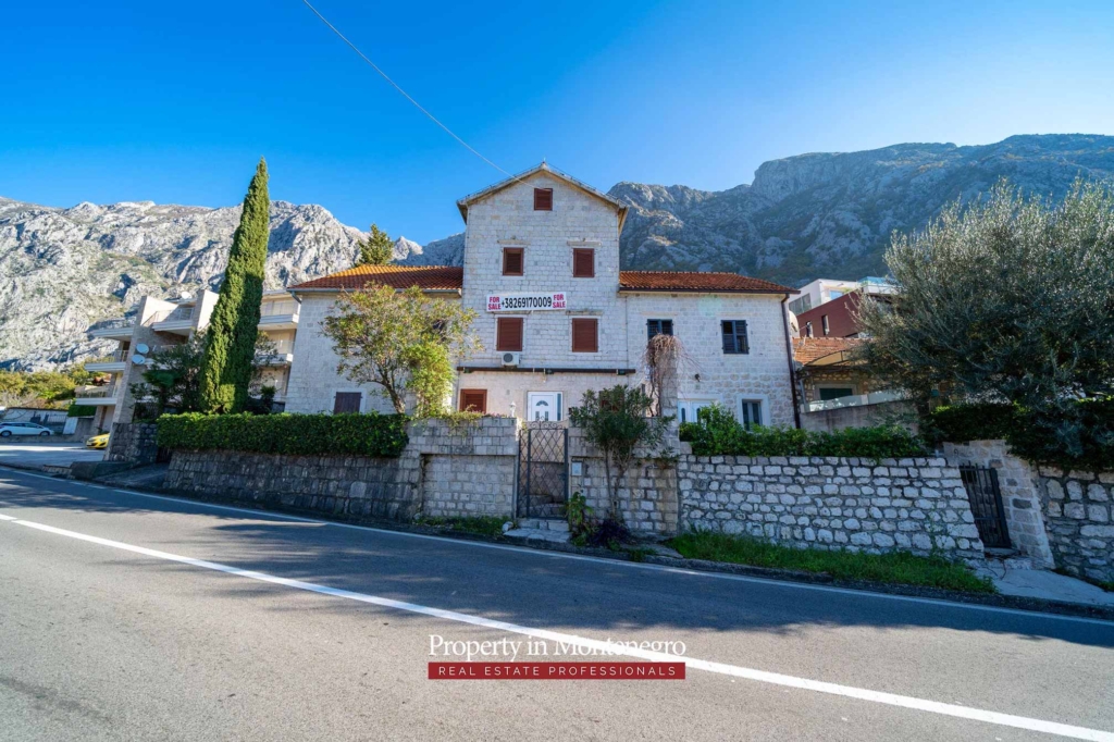 Stone house for sale in Boka Bay