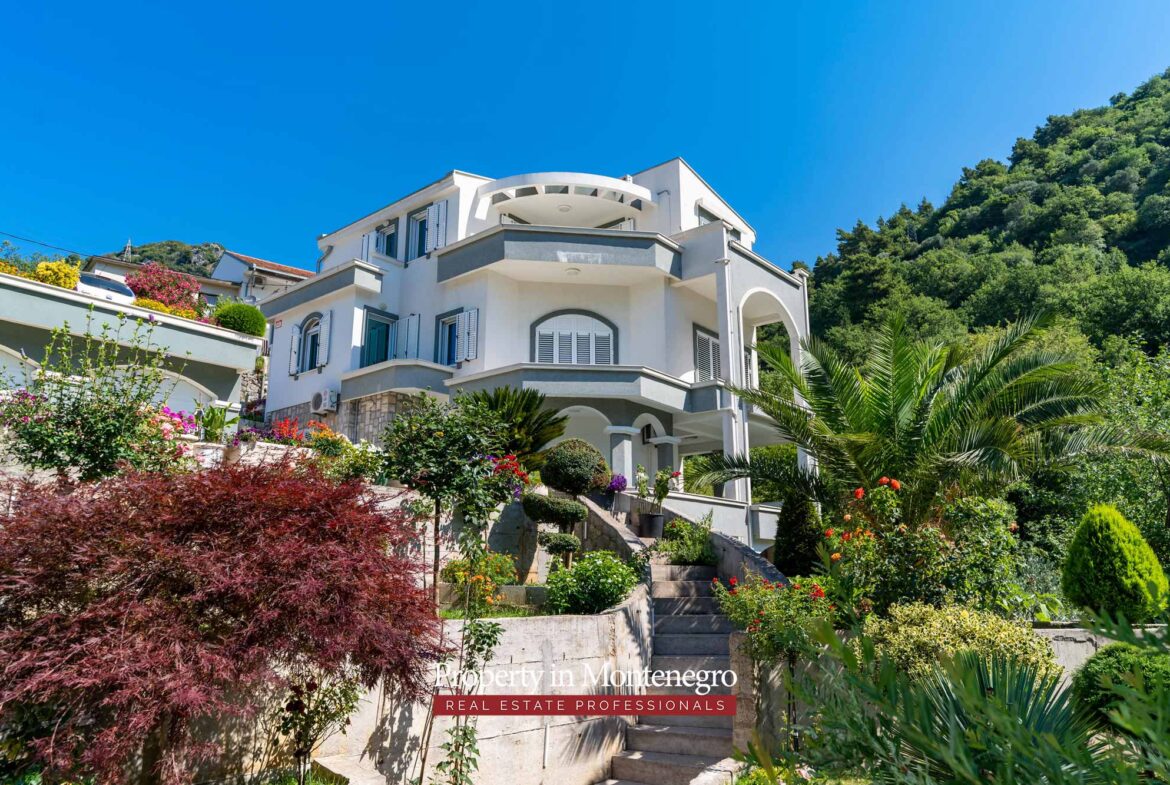 Villa with seaview for sale in Budva