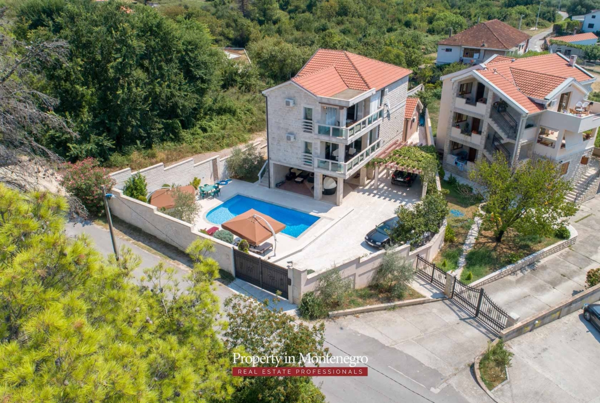 Villa with swimming pool for sale in Tivat