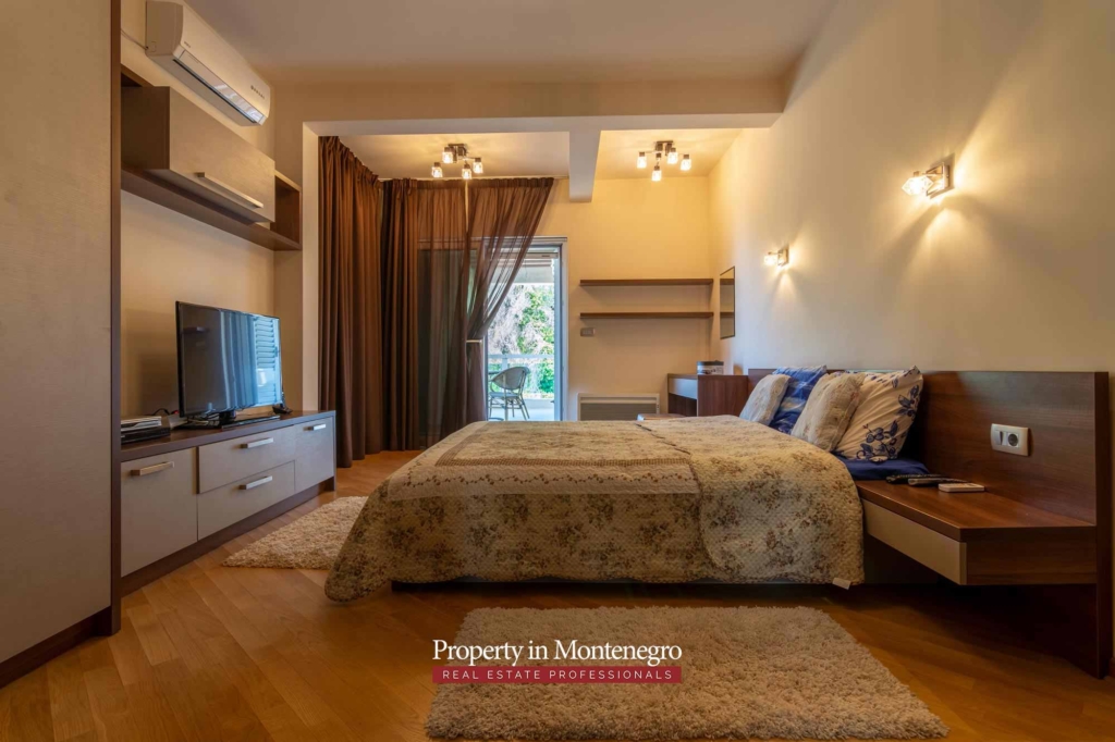 Villa with swimming pool for sale in Tivat