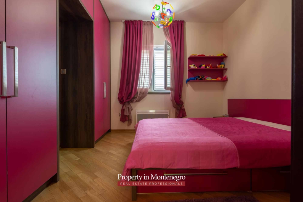 Villa with swimming pool for sale in Tivat