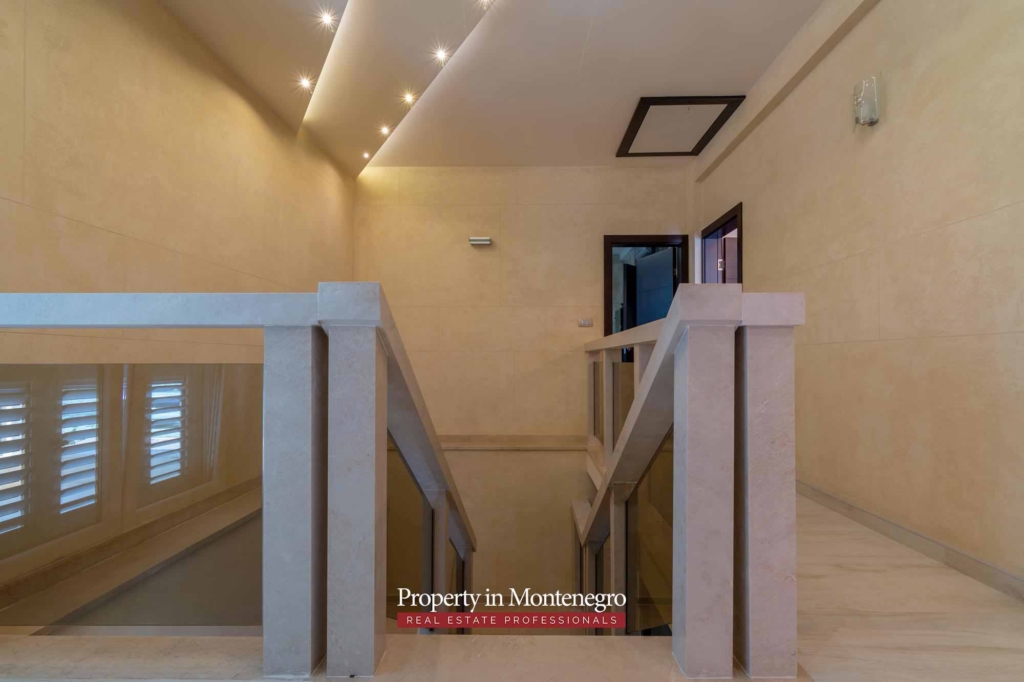 Villa with swimming pool for sale in Tivat