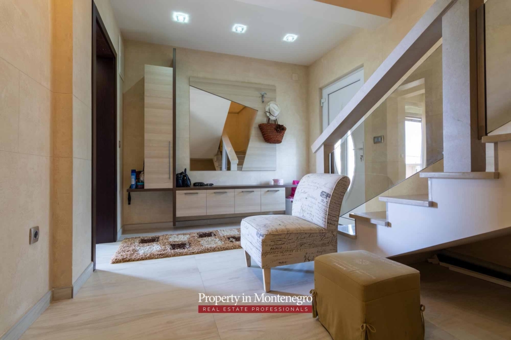 Villa with swimming pool for sale in Tivat