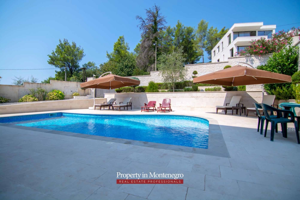 Villa with swimming pool for sale in Tivat