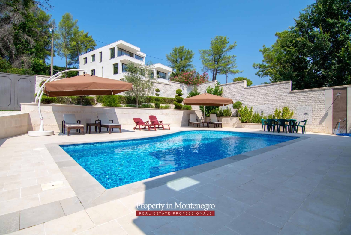 Villa with swimming pool for sale in Tivat