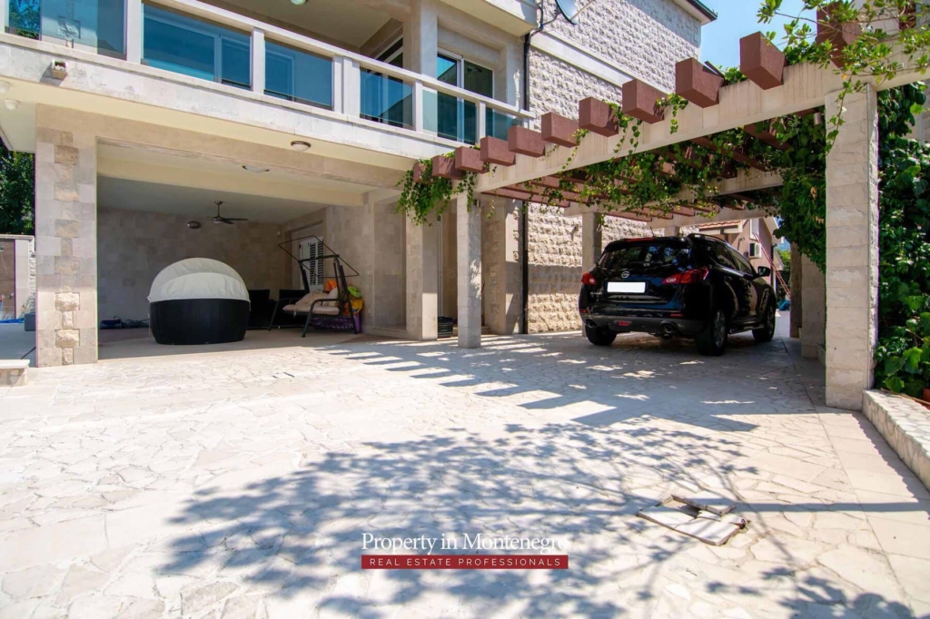 Villa with swimming pool for sale in Tivat