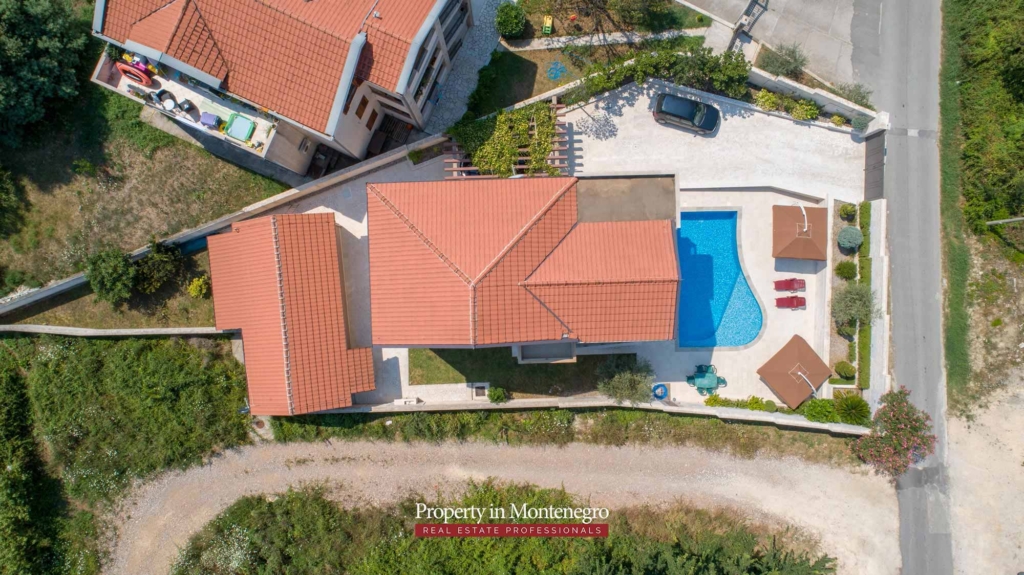 Villa with swimming pool for sale in Tivat