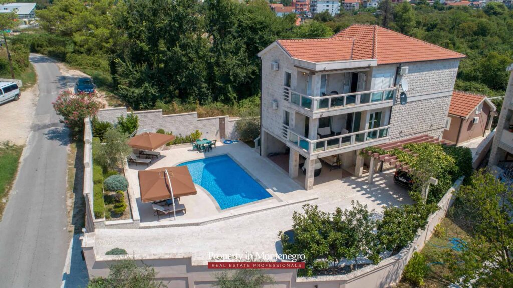 Villa with swimming pool for sale in Tivat