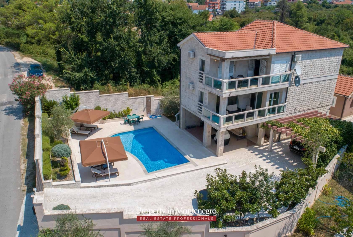 Villa with swimming pool for sale in Tivat