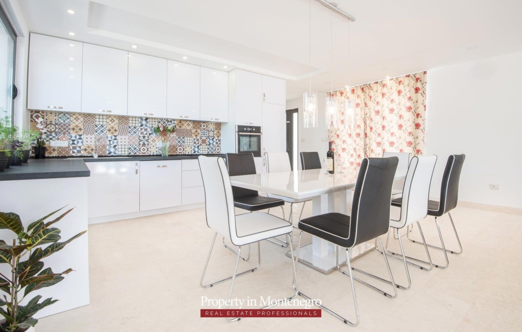 House wiht swimming pool for sale in Budva