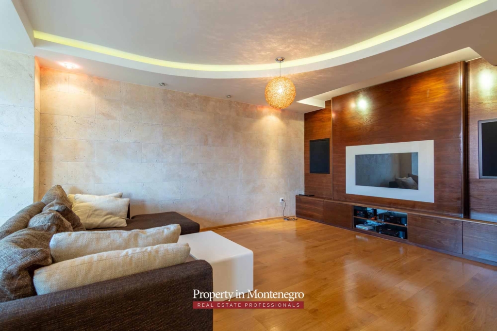 House with seaview for sale in Tivat Bay
