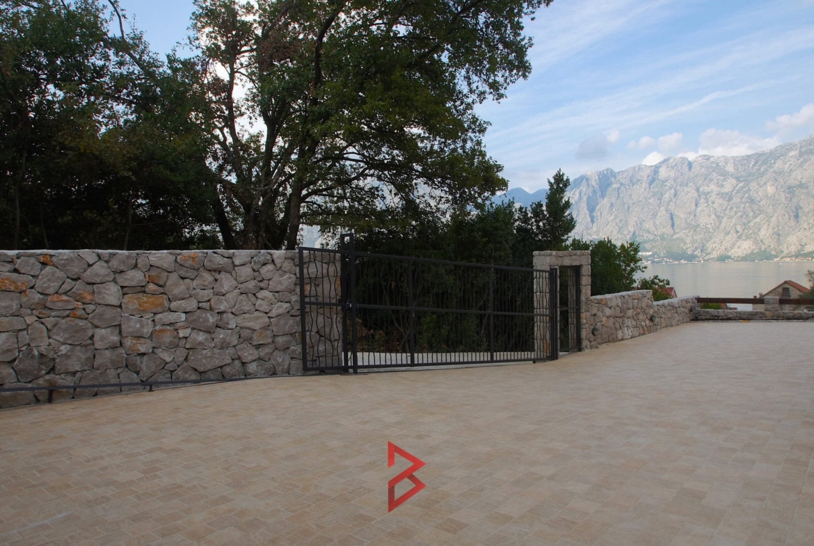 Villa for sale in Kotor