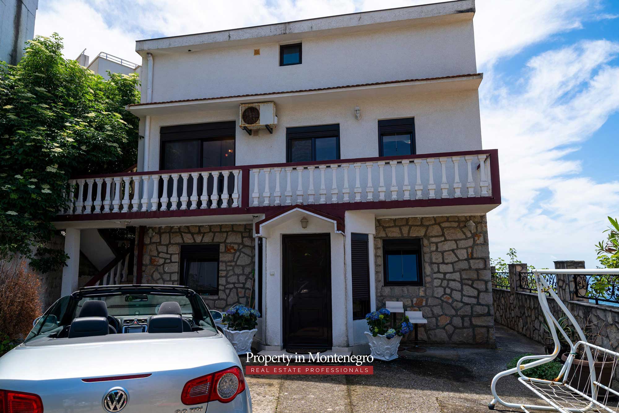 Waterfront house for sale in Bar 52