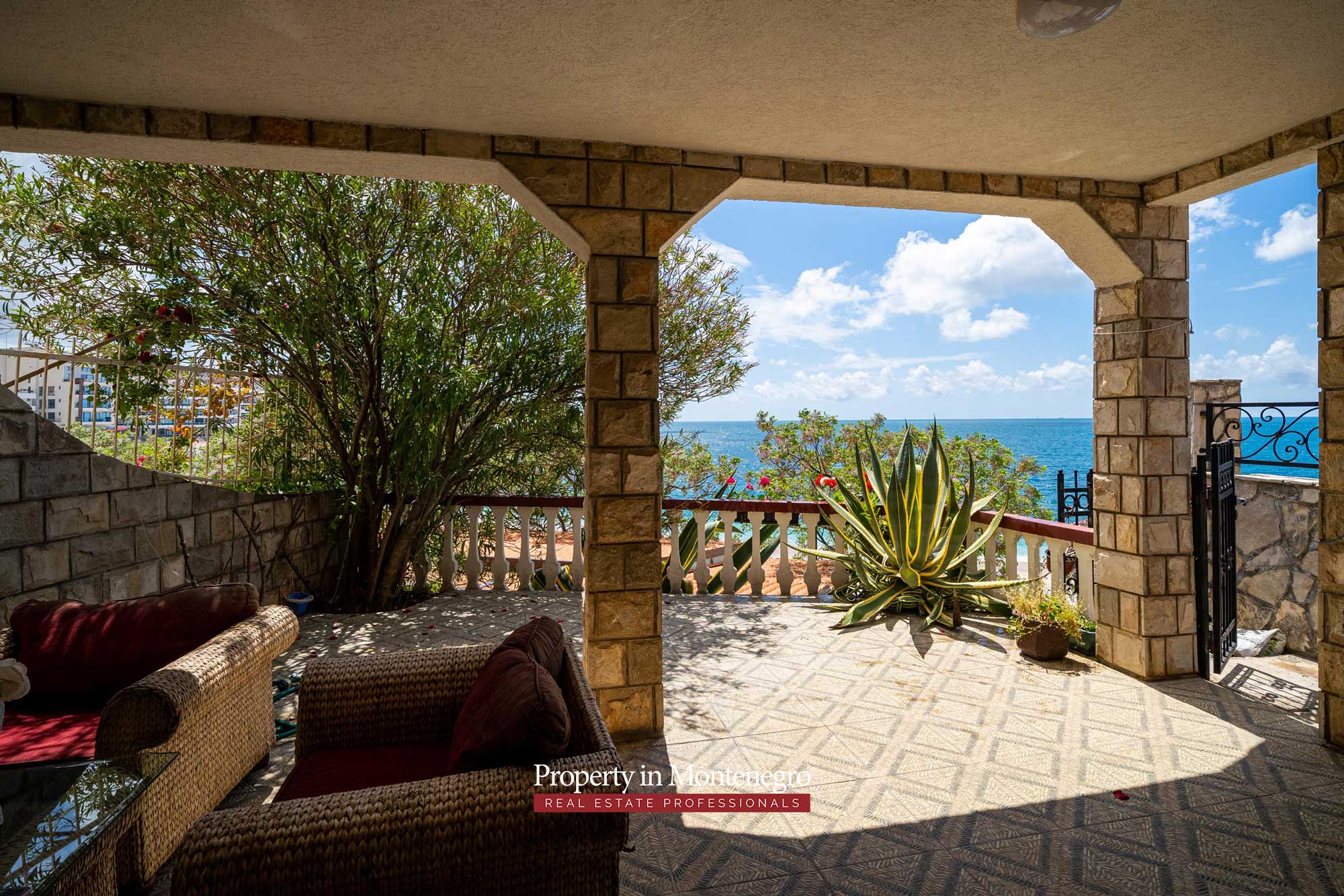 Waterfront house for sale in Bar 54