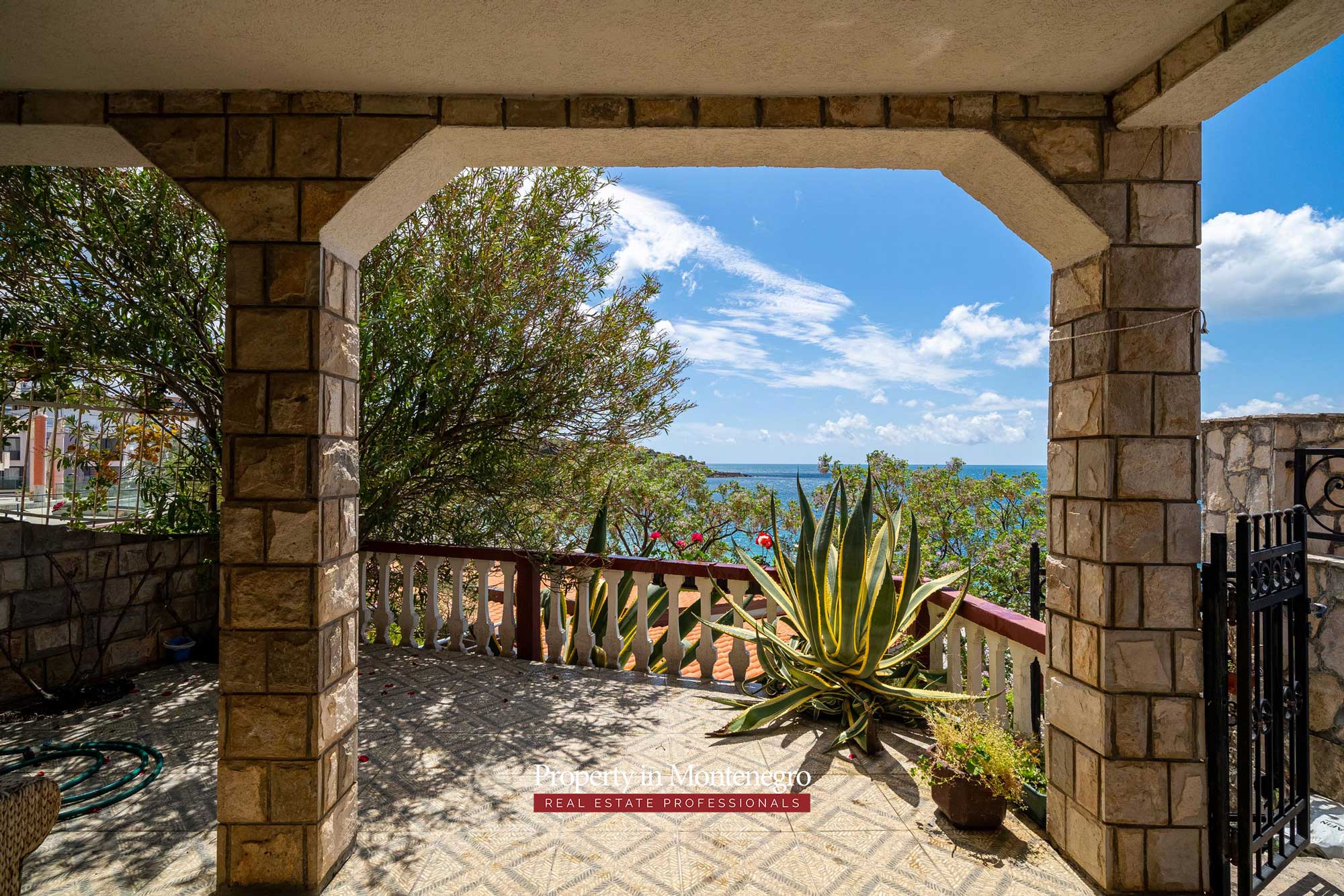 Waterfront house for sale in Bar 55