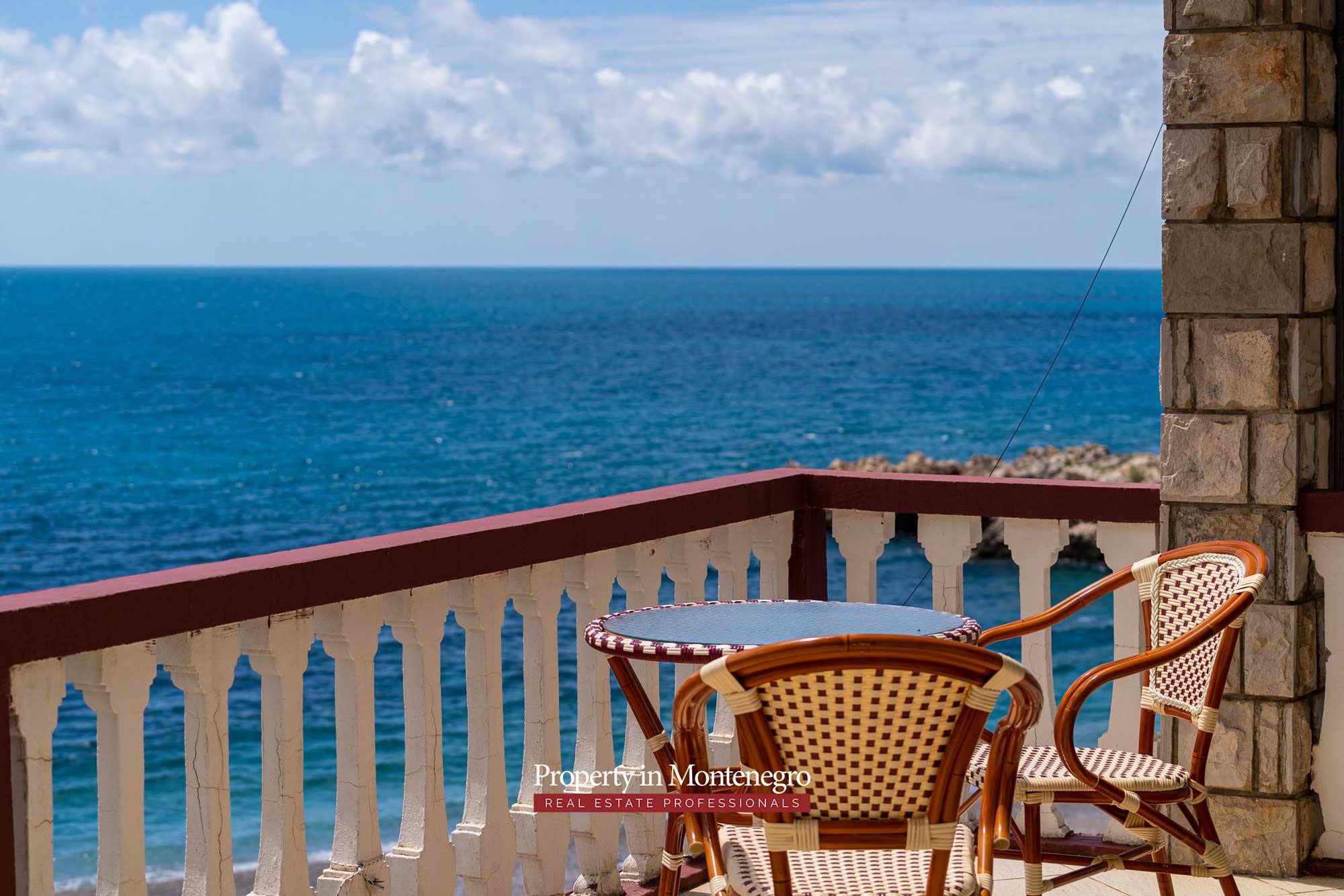 Waterfront house for sale in Bar 59