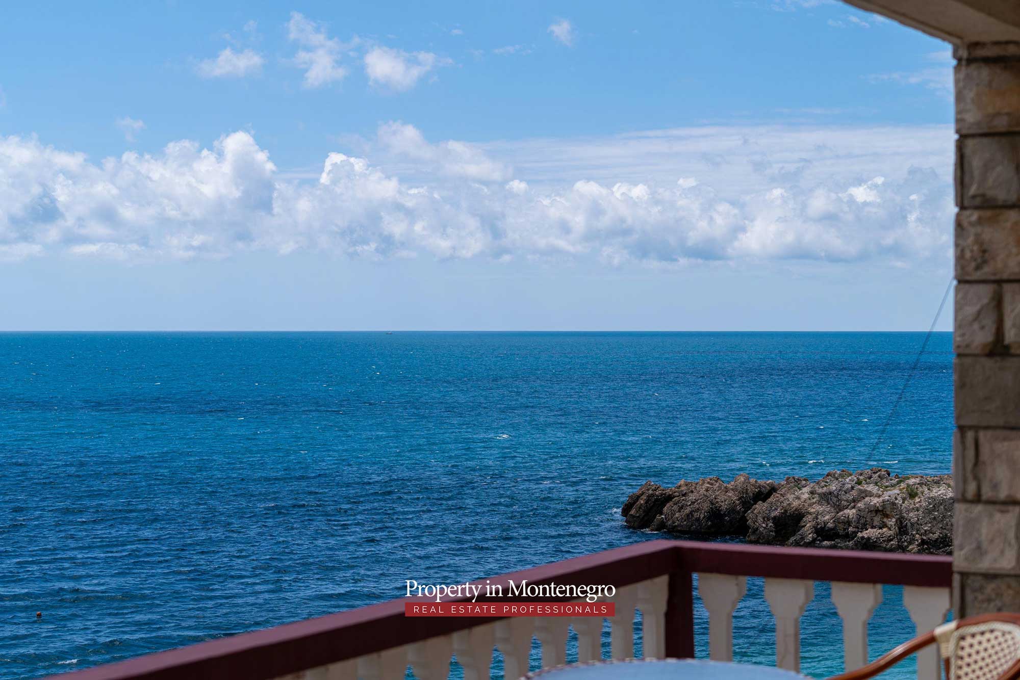 Waterfront house for sale in Bar 60