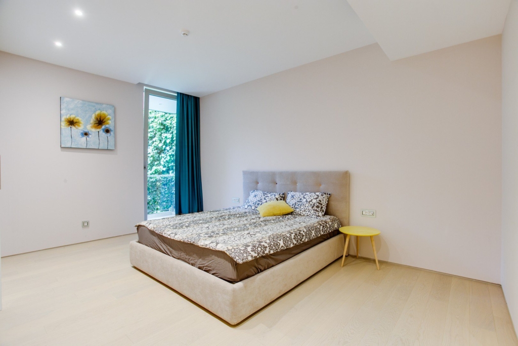 First line apartment in Dukley Gardens