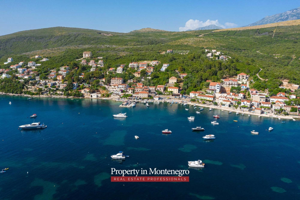Stone house for sale in Bigovo
