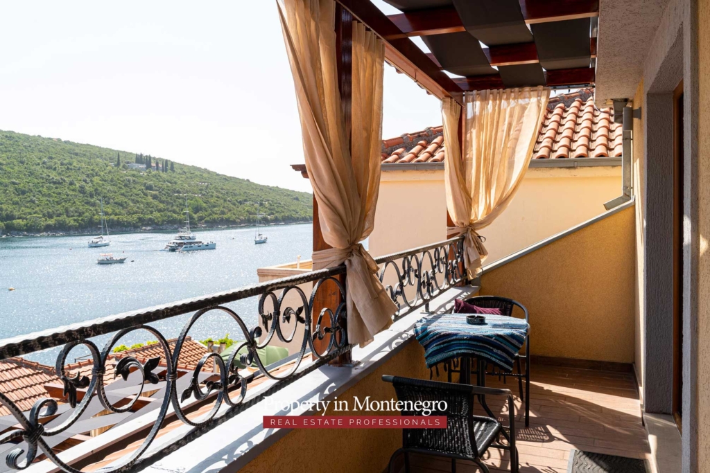 Stone house for sale in Bigovo