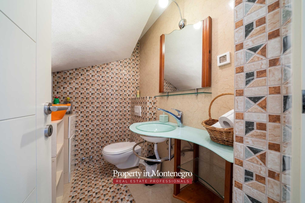 Stone house for sale in Bigovo