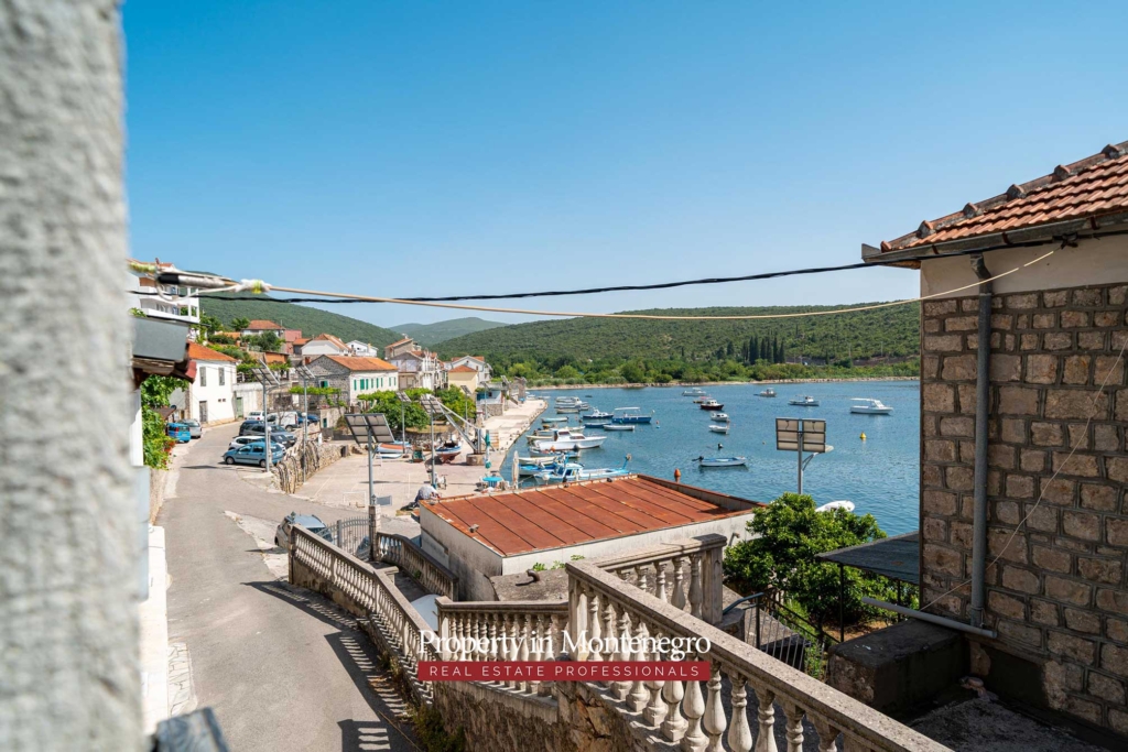 Stone house for sale in Bigovo