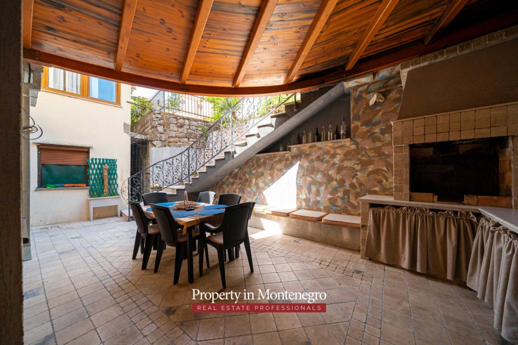 Stone house for sale in Bigovo