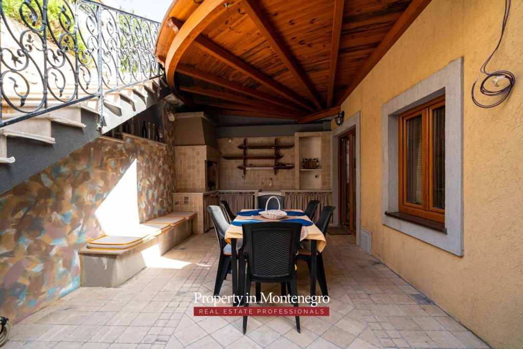 Stone house for sale in Bigovo