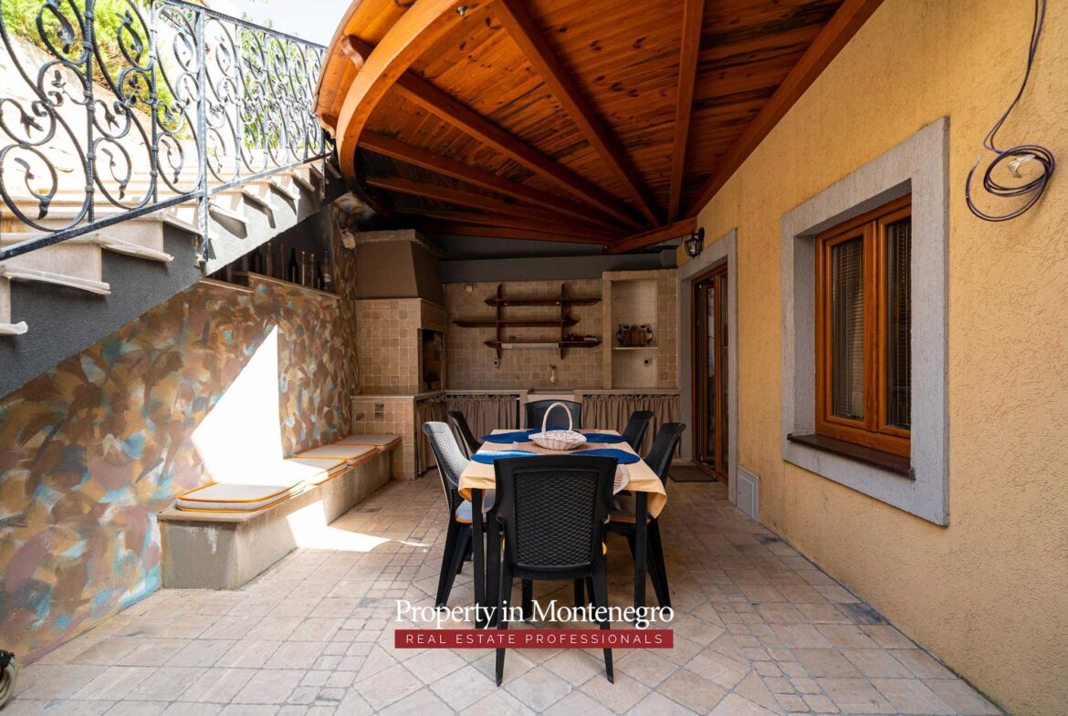 Stone house for sale in Bigovo