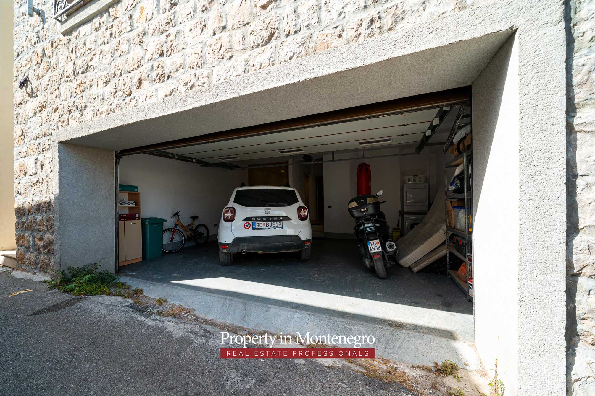 Stone house with sea view for sale in Kotor area 68