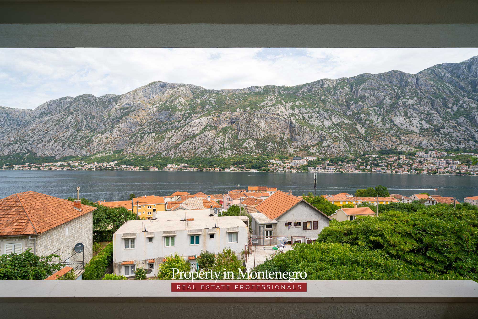 House with swimming pool for sale in Kotor Bay