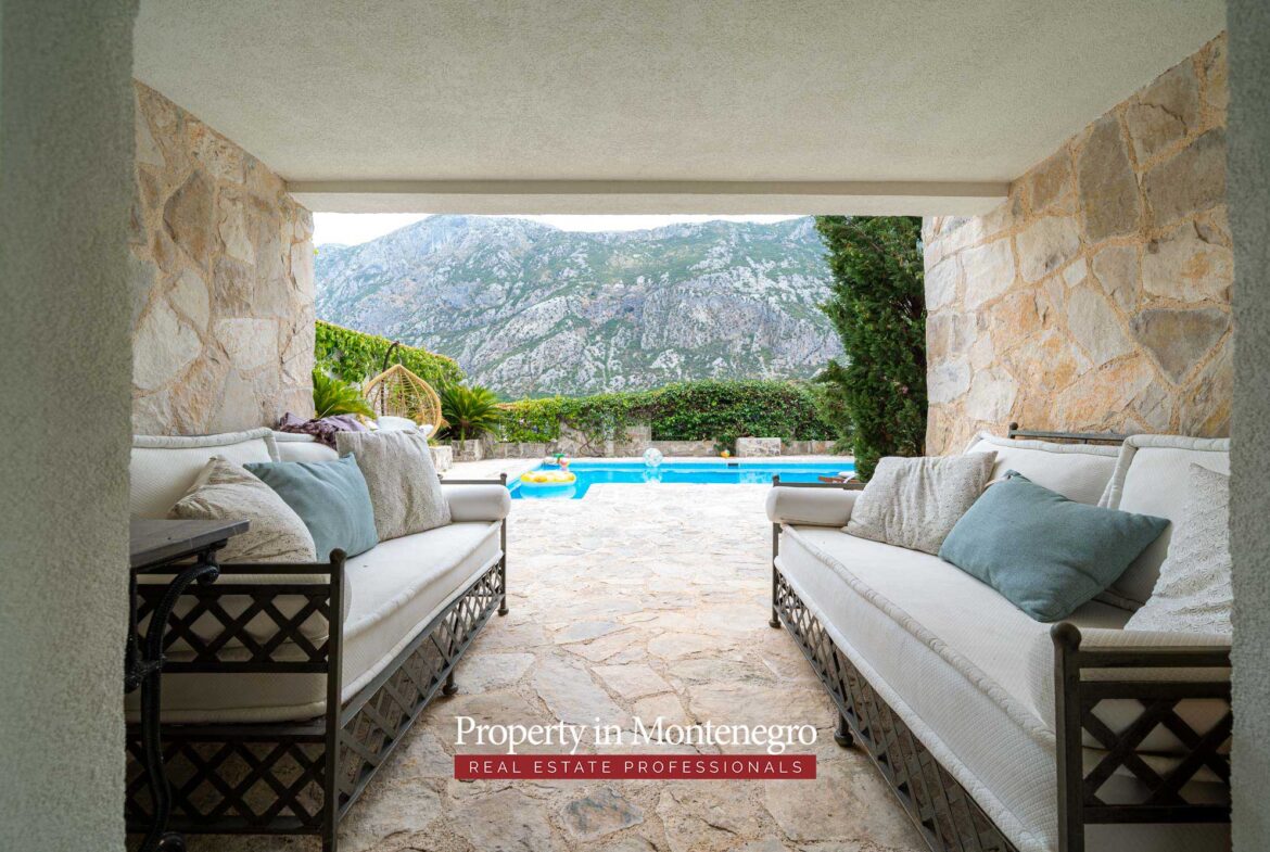 House with swimming pool for sale in Kotor Bay