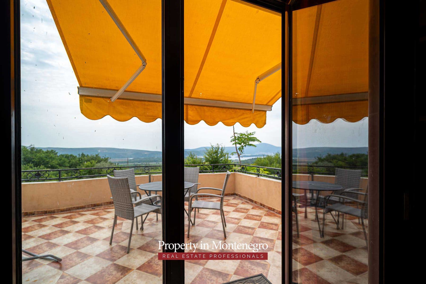 House with swimming pool for sale in Kotor area 51