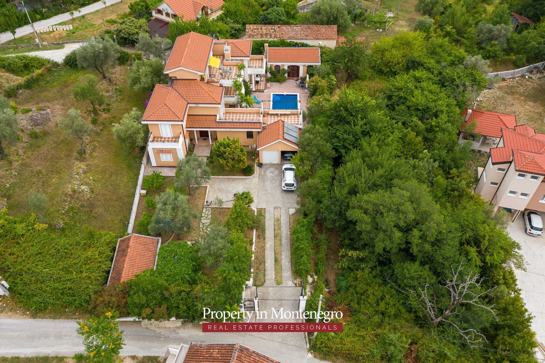 House with swimming pool for sale in Kotor area 53