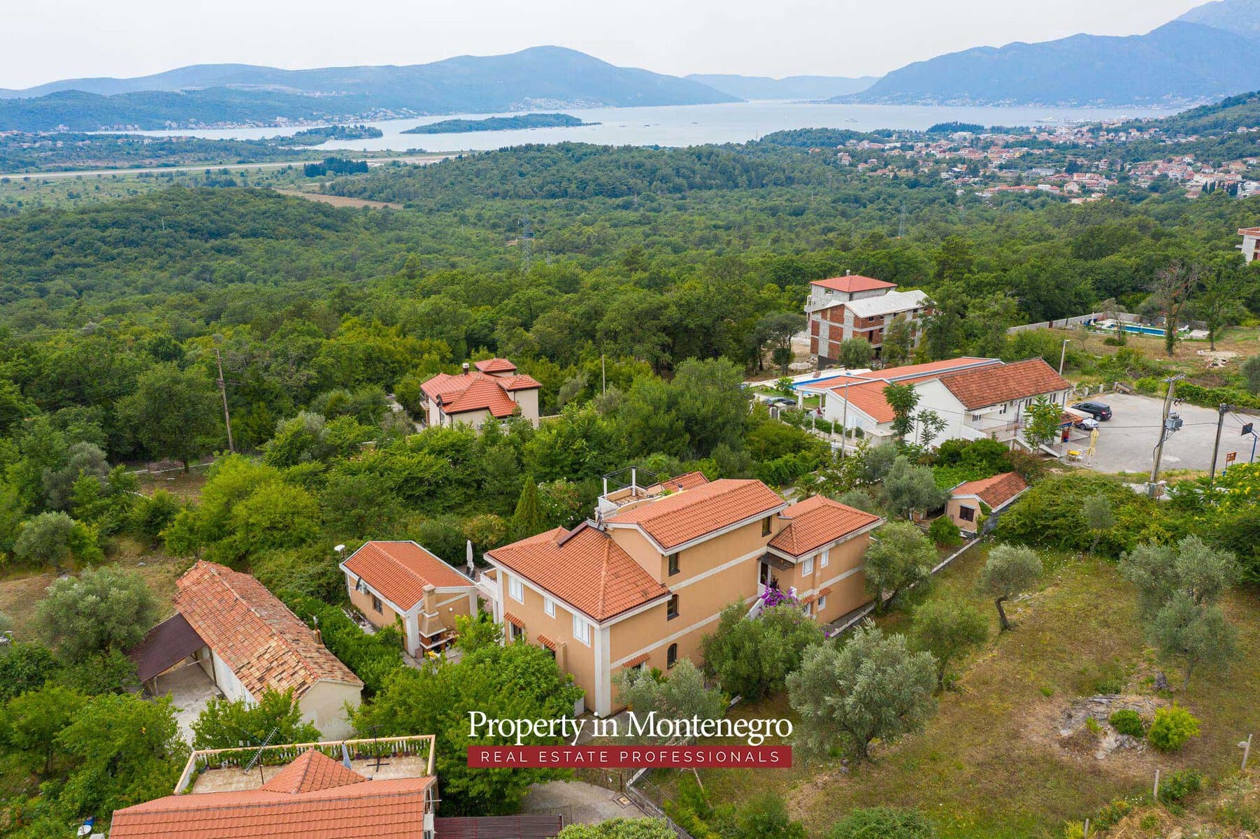 House with swimming pool for sale in Kotor area 54