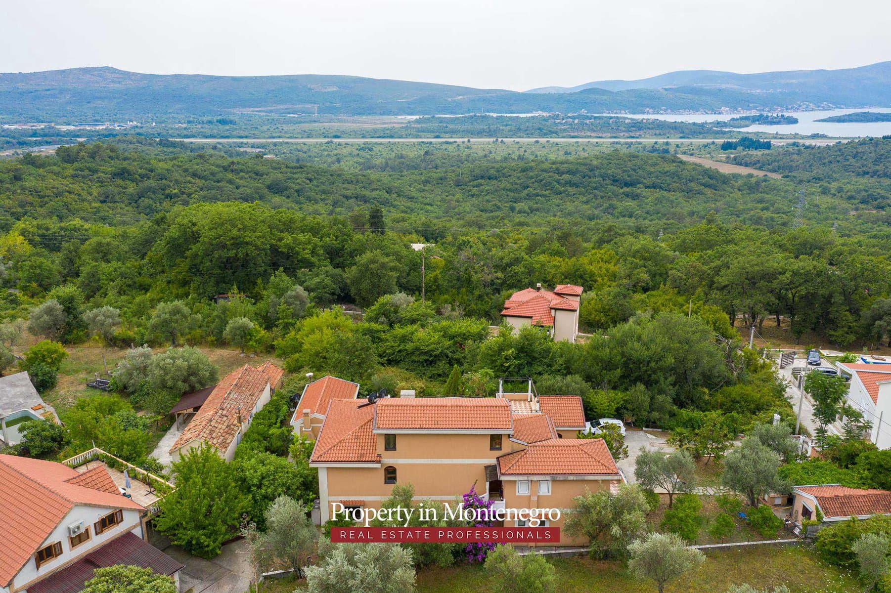 House with swimming pool for sale in Kotor area 55