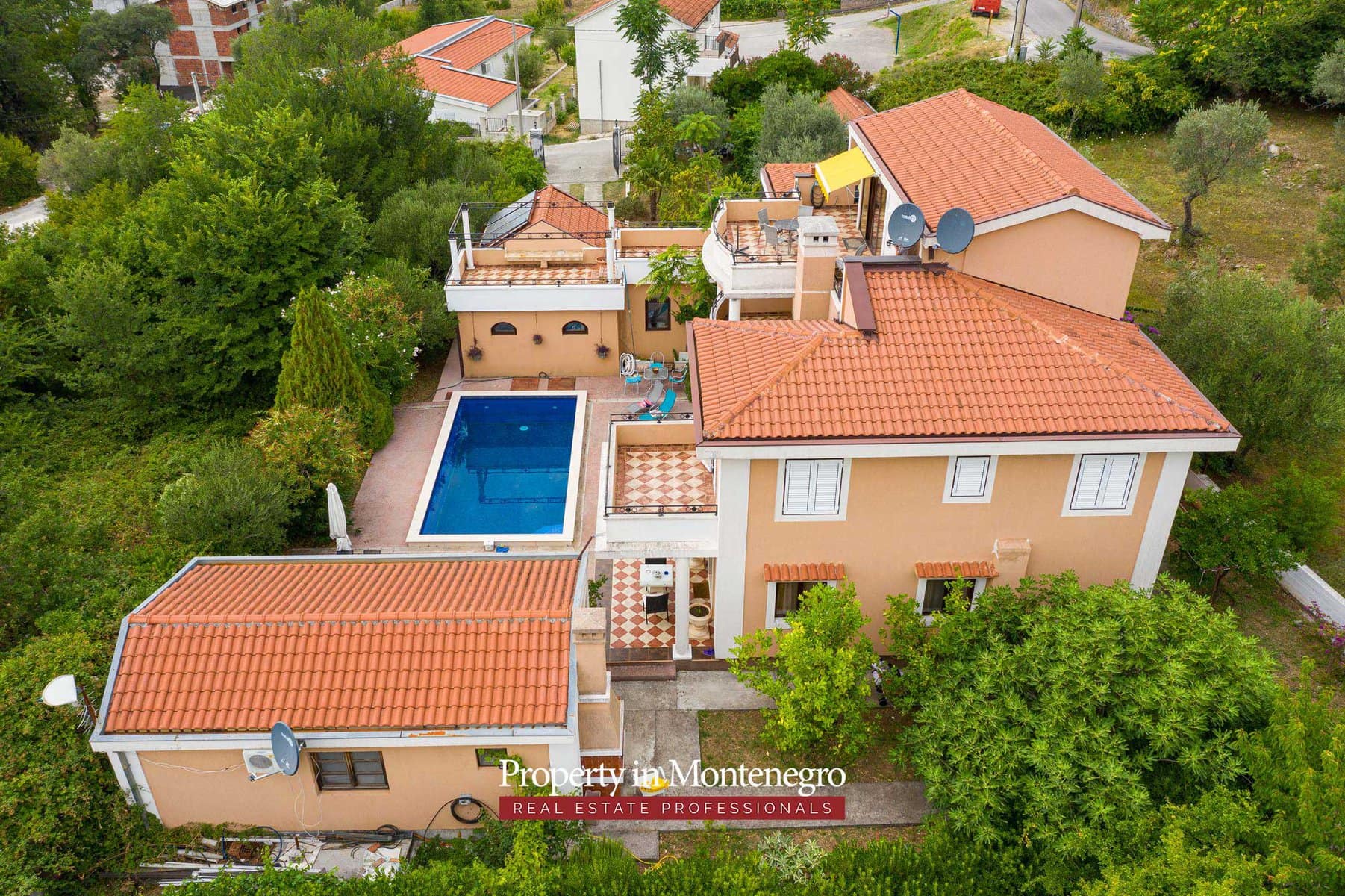 House with swimming pool for sale in Kotor area 57