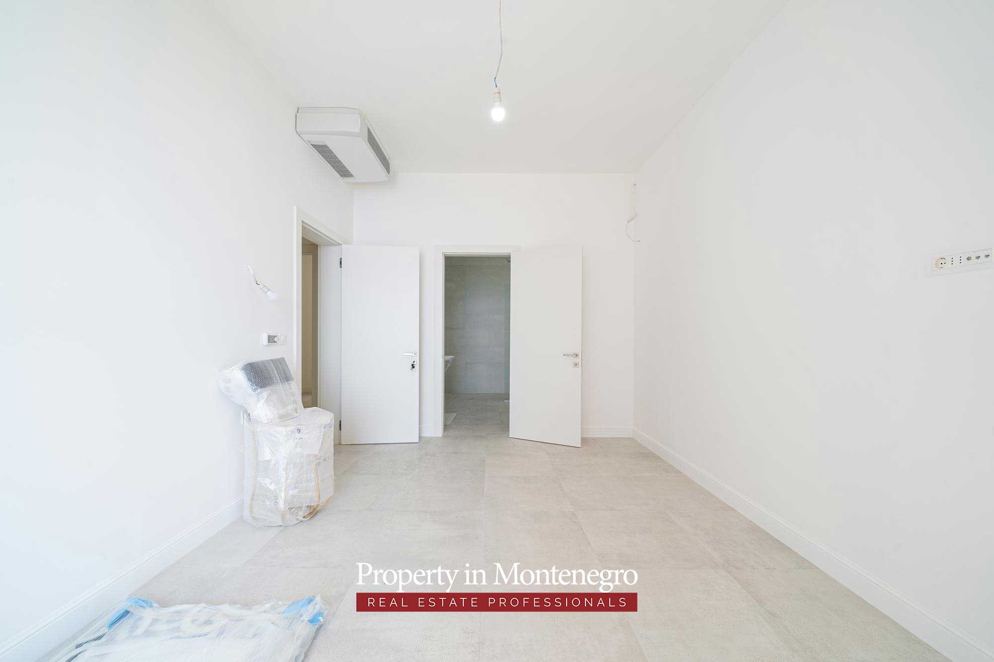 Luxury villa with swimming pool for sale in Budva Riviera 61