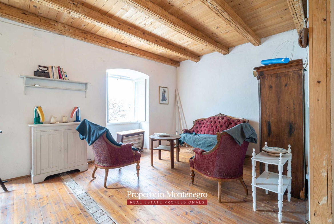 Stone house for sale in Perast