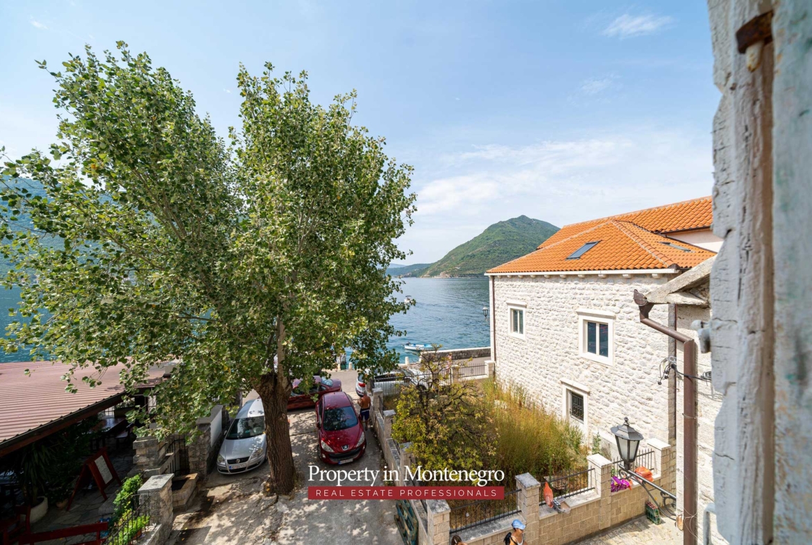 Stone house for sale in Perast