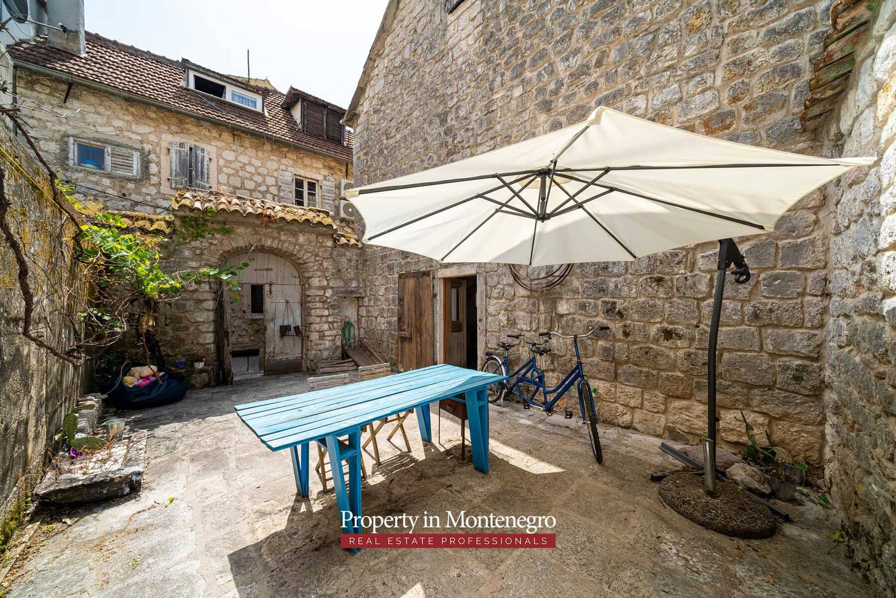 Seafront stone house for sale in Perast 56