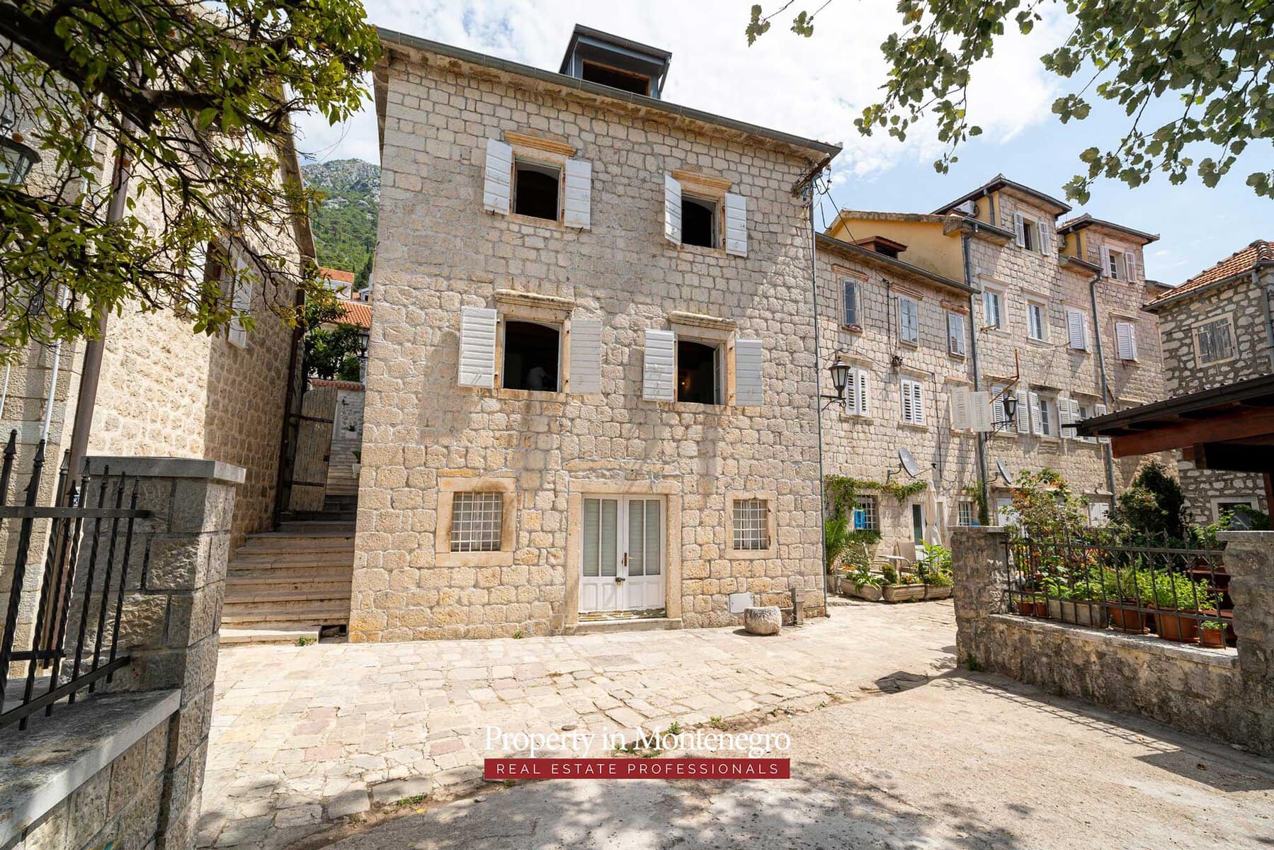 Seafront stone house for sale in Perast 58