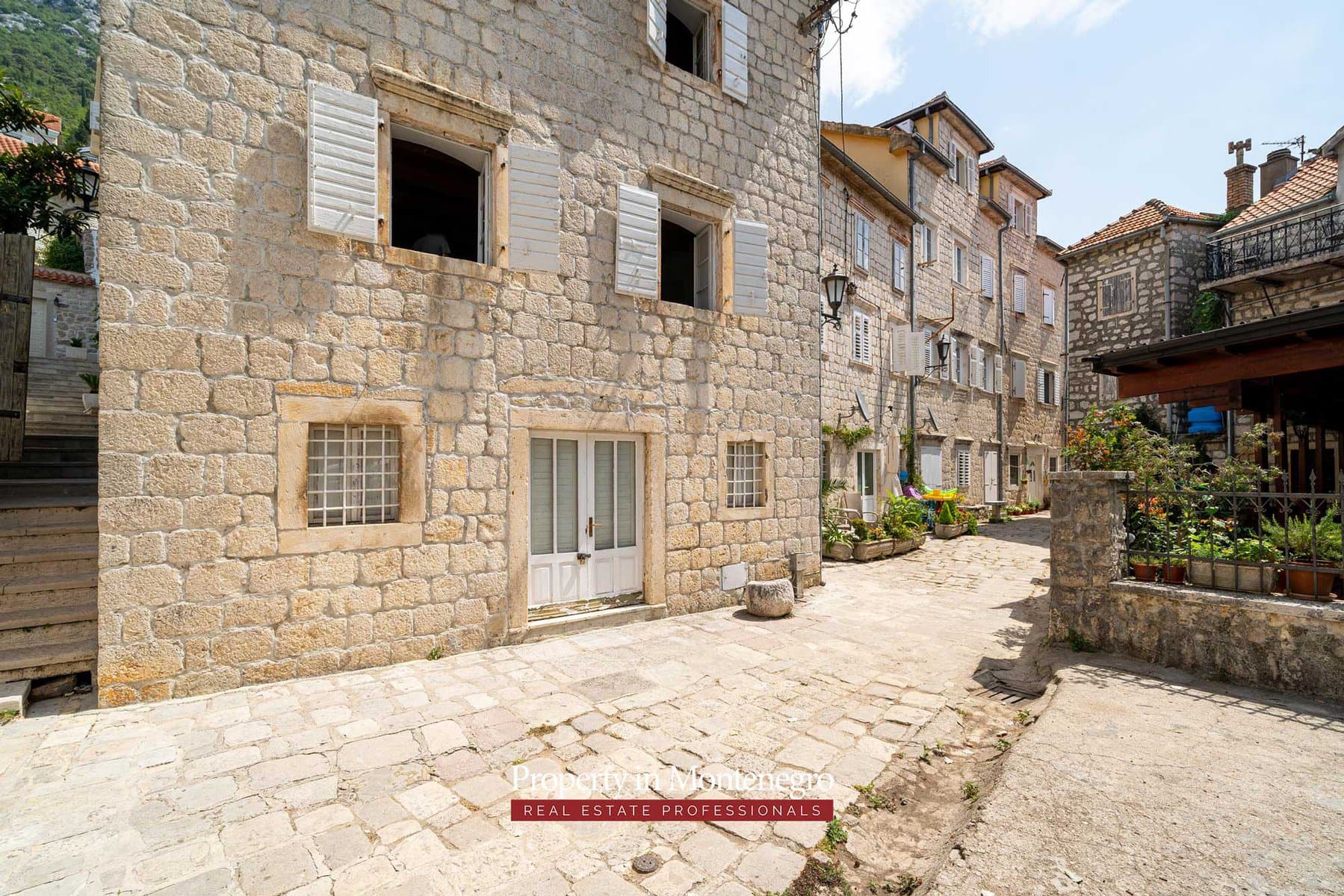 Seafront stone house for sale in Perast 59