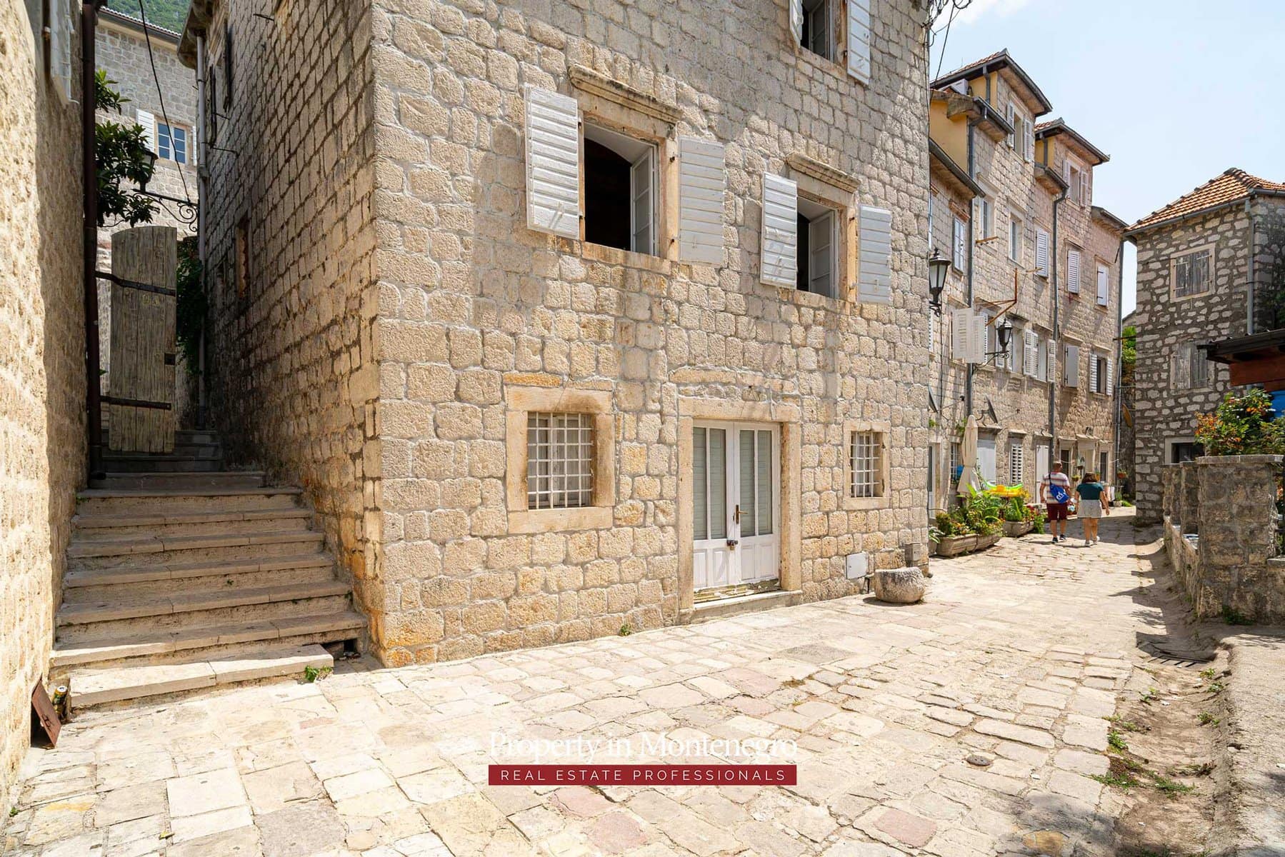 Seafront stone house for sale in Perast 60