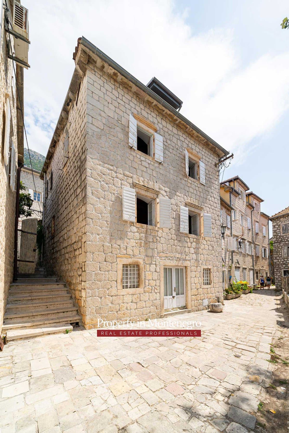 Seafront stone house for sale in Perast 61
